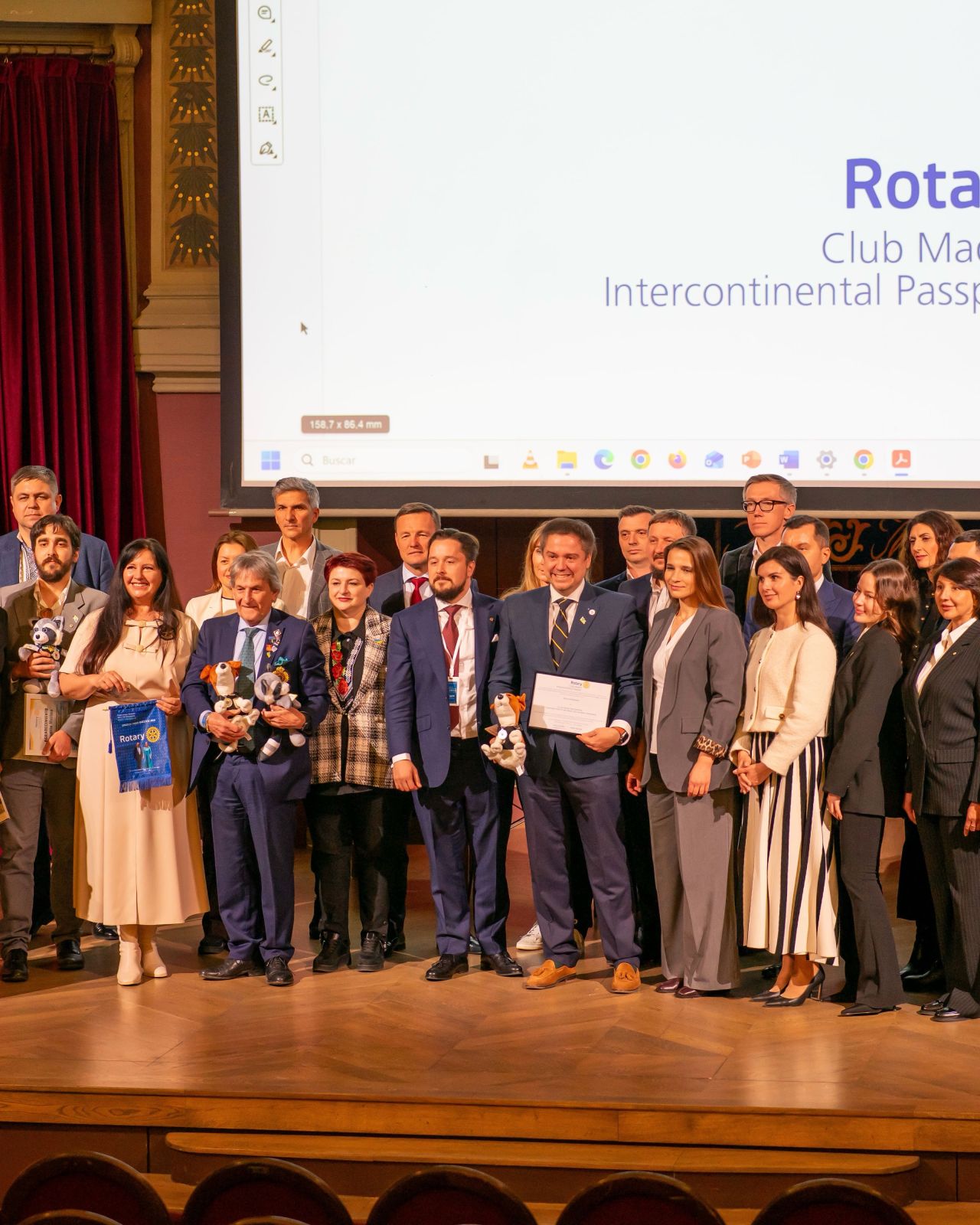 Учасники форуму на сцені — Rotary Club Madrid Intercontinental Passport