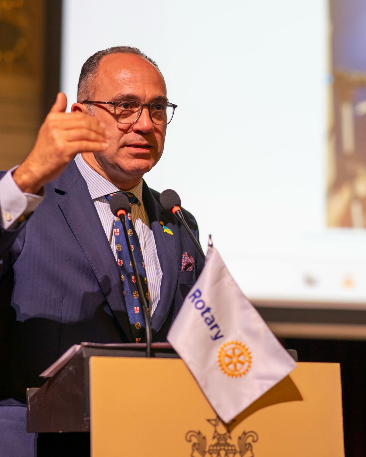 Виступ спікера на форумі біля трибуни Rotary